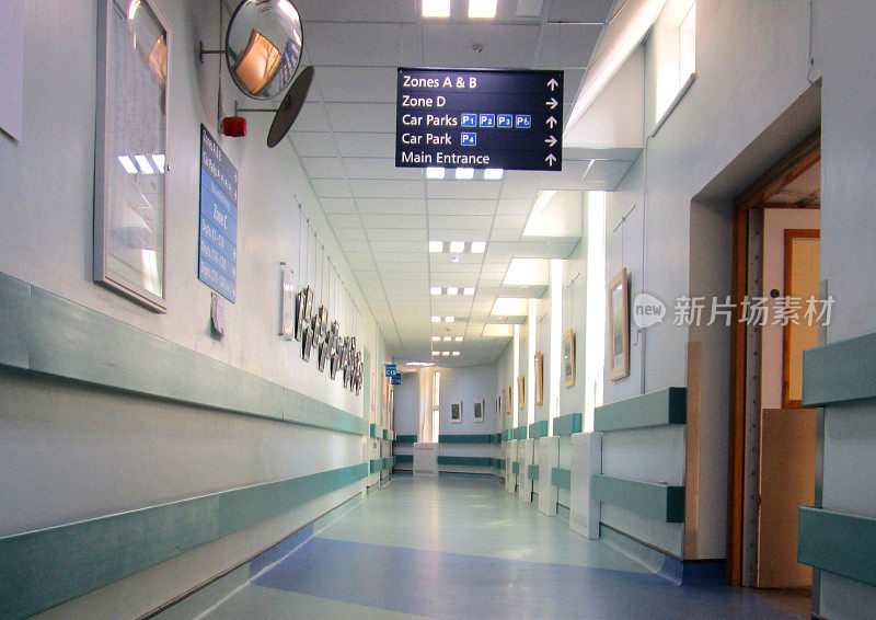 医院走廊上挂着通往病房的标志/指示